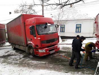 Освобождать большегруз в Мелитополе помогали спасатели фото