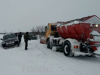 В Запорожской области из снежных заносов освободили 16 человек фото