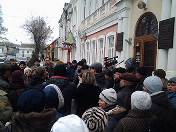 Помощник депутата горсовета за пикет под мэрией поплатился мандатом фото