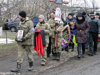 Сегодня в Поляновке попрощались с воином, погибшим под Мариуполем фото