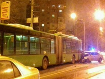 Пьяный водитель протаранил троллейбус с пассажирами фото