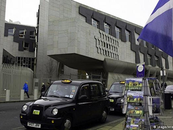 Парламент Шотландии проголосовал против Brexit фото