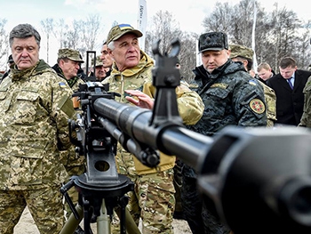 Чем грозит украинцам военное положение? фото