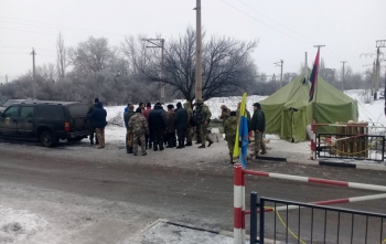 В Донбассе участники блокады перекрыли еще одно направление фото