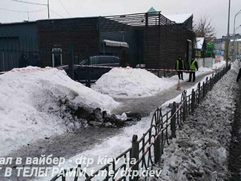 В Киеве под ногами прохожих взорвался асфальт фото