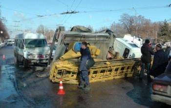 В Запорожье маршрутка таранила автокран фото