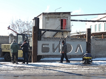 Ржавые трубы у дороги оказались основой новой остановки фото