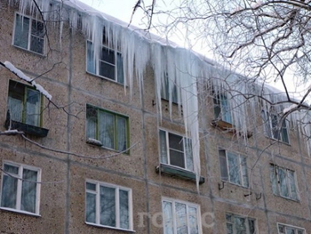 В Запорожье школьникам угрожают гигантские сосульки-убийцы (ФОТОФАКТ) фото