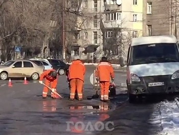 В Запорожье чинят дороги по очень передовому методу  фото