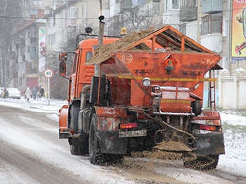 В Мелитополе ночью пришлось посыпать дороги из-за гололеда фото