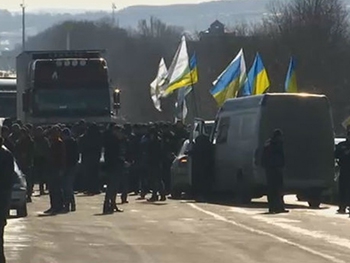 Пикетчиками была временно разблокирована трасса на Румынию  фото