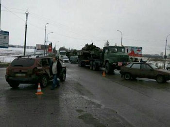 На выезде из Харькова легковушка врезалась в колонну танков  фото