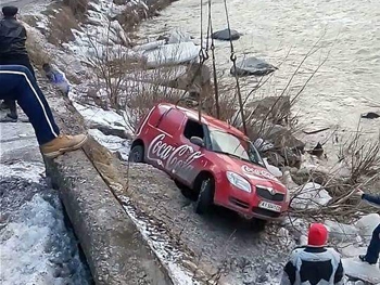 На Закарпатье в результате ДТП два авто улетели в пропасть реки  фото