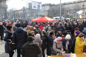 В Запорожье на площади Маяковского провожали Масленицу фото