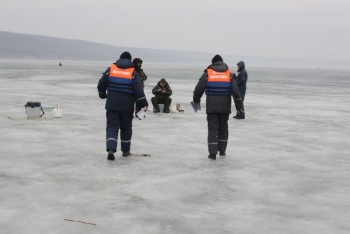 В Запорожской области спасатели предостерегали любителей подледного лова фото