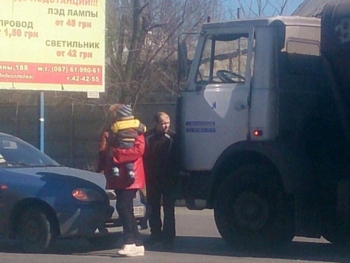 В центре Мелитополя грузовик наехал на Ланос фото