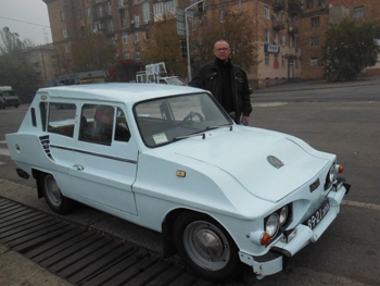 По Запорожью разъезжает необычный автомобиль ручной сборки  фото