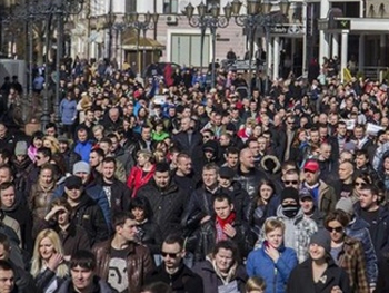 В Беларуси тысячи протестуют против налога на тунеядство фото