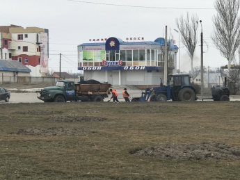 В Мелитополе 8 марта продолжали ремонтировать дороги фото