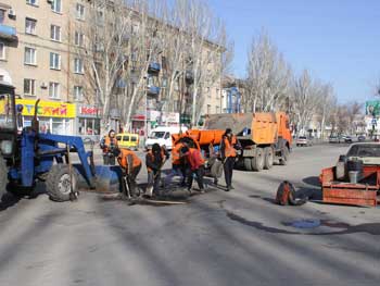 В центре продолжается текущий ремонт дорог фото