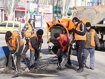 На главном проспекте Мелитополя ямы стали больше и ровнее фото