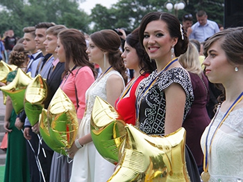 Выпускной в этом году может быть перенесен на конец июня фото