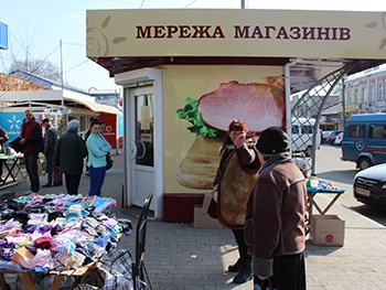 Торговцы встречают отдел благоустройства бранью и дулями фото