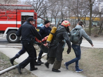 Двое запорожцев сильно пострадали на пожаре в многоэтажке (ФОТО, ВИДЕО) фото