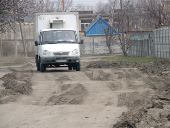 Жители переулка Седовцев жалуются на колдобины фото