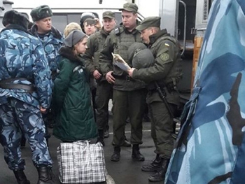 Россия передала Украине 12 осужденных из Крыма фото