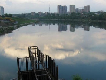 В Харькове из реки выловили тело мужчины фото