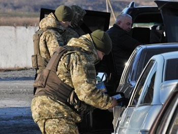 В зоне АТО машина сбила военного на блокпосту фото