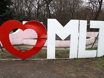 Люди-свиньи: в Мелитополе вандалы повредили арт-объект фото