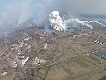 Пожары в Балаклее: появилось новое видео взрывов на военных складах с беспилотника фото