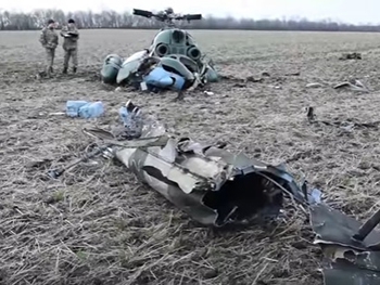 Появилось видео крушения военного вертолета на Донбассе фото