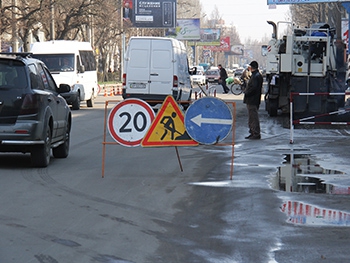 Часть главного проспекта надолго перекрыли коммунальщики фото