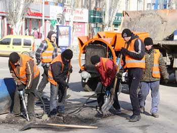 В Мелитополе продолжают ремонтировать дорожное покрытие на проспекте фото