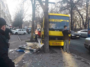 В Днепре маршрутка влетела в дерево, есть пострадавшие фото