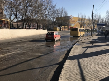 В Мелитополе 4 апреля нечистоты вновь лились по улицам Чернышевского и Героев Украины. фото