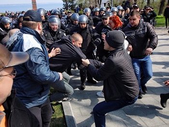 Возле памятника Неизвестному матросу в Одессе произошла потасовка: полиция задержала 20 человек фото