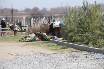 Коммунальщики вывозят тонны мусора с кладбищ фото