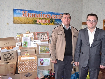 Акимовцы собрали полтонны пасхальных гостинцев для бойцов фото