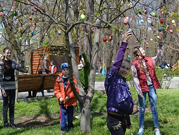 В парке теперь растет пасхальное дерево фото