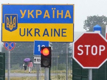 Украинцев могут лишить дешевой китайской одежды фото