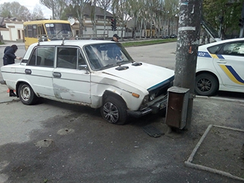 В Запорожье водитель ВАЗа сбил на тротуаре пару влюбленных фото