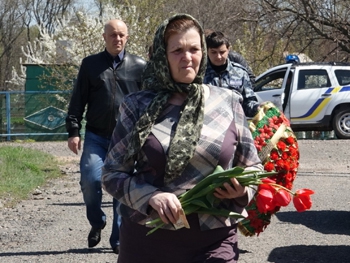 Повесился или убили? Под Мариуполем похоронили парня, отслужившего всего три дня фото