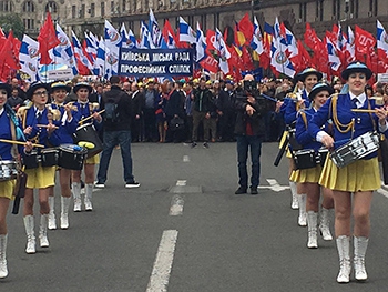 На Крещатике профсоюзы проводят первомайскую демонстрацию фото