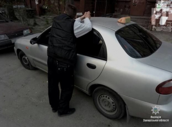 В Запорожье полицейские обвиняют таксиста в сутенерстве фото