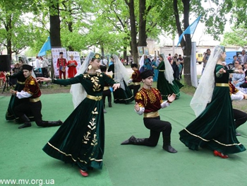 Поет, танцует, угощает веселый крымскотатарский праздник Хыдырлез фото