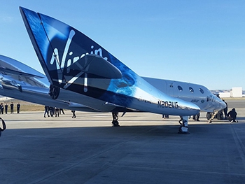 Компания SpaceShipTwo испытала свой туристический космолет фото